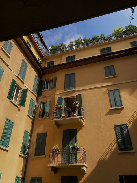 A photo of an aesthetic balcony view in Italy Milan Balcony, Italy Balcony, Milan Italy Aesthetic, Architecture Balcony, Aesthetic Balcony, Italy Apartment, Aesthetic Italy, Balcony View, Aesthetic Architecture