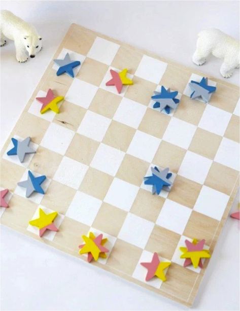 Wondering how to make a board game? Here's an easy tutorial to make your own Checkers game. And this idea will inspire you to make more board games | yourdiyfamily.com Diy Wooden Toys Plans, Wooden Push Toys, Wood Toys Diy, Woodworking Table Saw, Checkers Game, Woodworking Saws, Making Wooden Toys, Wood Toys Plans, Wooden Toys Plans