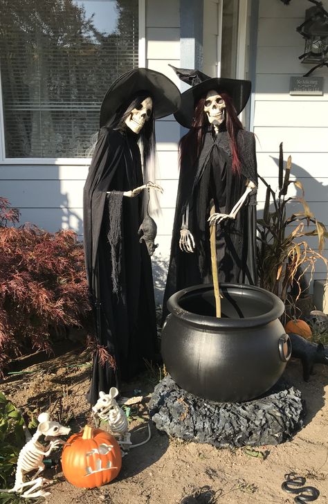 Dressed up the skeletons! Outdoor Skeleton, Halloween Garden Decorations, Dulceros Halloween, Scary Halloween Decorations Outdoor, Scary Halloween Decorations Diy, Halloween Diy Outdoor, Halloween Outside, Halloween Decor Diy, Casa Halloween