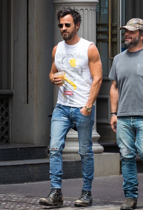 Mens Tank Top Outfits, Tank Top Outfits Men, Outfit Biker, Celebrity Men, Dapper Mens Fashion, Justin Theroux, Mens Casual Outfits Summer, Tank Top Outfits, Rocker Style