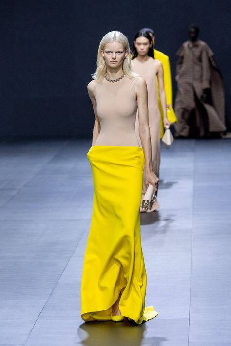 Valentino SS23 Valentino Ss23, Spring 2023 Runway, Fashion Week Spring 2023, Catherine De Medici, Big Shoulders, Minimal Look, Maria Grazia Chiuri, Bold Accessories, Ageless Style