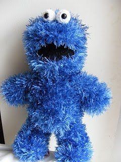 I loved watching Sesame street as a small child and I must admit I still have a soft spot for the characters too. Here is a free pattern for one of the most popular characters of all Cookie Monster… Geek Crochet, Monster Amigurumi, Monster Pattern, Crochet Monsters, Eyelash Yarn, All Free Crochet, Haken Baby, Amigurumi Free, Cookie Monster