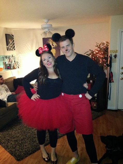 Southern FIT: DIY: Minnie & Mickey Mouse Costume Mickey Mouse Kostüm, Disney Couple Costumes, Mickey Mouse Costume, Minnie Mouse Costume, Skirt Diy, Mouse Costume, Diy Kostüm, Holloween Costume, Homemade Halloween Costumes