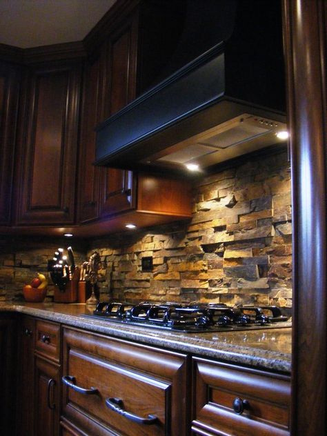 Dark Wood Cabinets, Stone Backsplash, Kitchen Backsplash Designs, Kitchen Hoods, Dark Kitchen Cabinets, Gorgeous Kitchens, Stylish Kitchen, Style At Home, Home N Decor