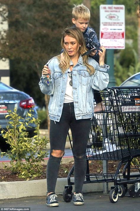 Hilary Duff Style How I Met Your Father, Hilary Duff Outfits 2022, Hilary Duff Younger Outfits, Hilary Duff The Perfect Man, Hilary Duff Style, Pregnant Hilary Duff, Outing Outfit, Model Outfit, Fashion Tights