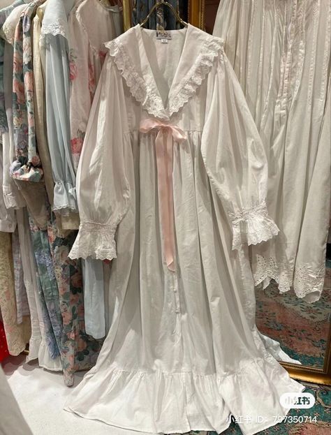 Vintage Nightgown Outfit, Night Gown Outfit, Morute Aesthetic Outfits, Aesthetic Nightgown, Night Gown Aesthetic, Old Lady Nightgown, Old Fashioned Nightgown, Nightgown Aesthetic, Nightgown Outfit