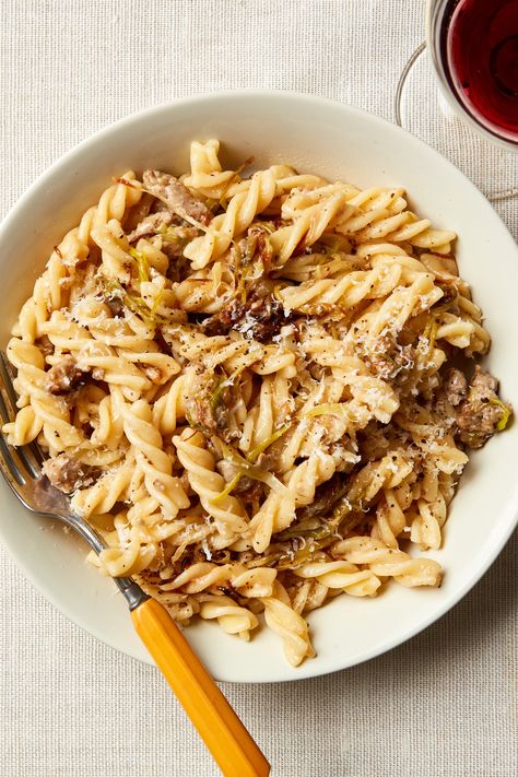 The sweetness of leeks and the savoriness of pork sausage make a wonderful combination in this pasta dish from Giuliano Hazan. The sauce is equally good with the long telephone-cord-shaped fusilli or the short spiral fusilli. Pasta Restaurants, Leek Recipes, Sausage Pasta Recipes, Filled Pasta, Mild Italian Sausage, Pasta Dinners, How To Make Sausage, Sausage Pasta, Pork Sausage