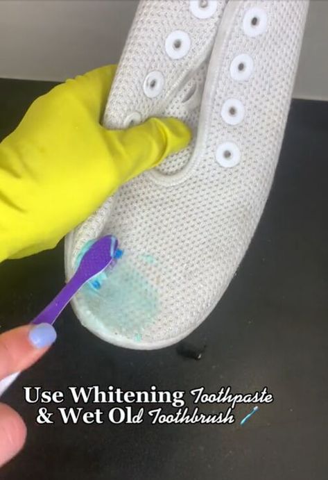 Shoes With Leggings, How To Clean White Shoes, Shoe Cleaning, White Tennis Shoes, Red Dirt, Whitening Toothpaste, Cleaning Recipes, Asics Shoes, Black Stains