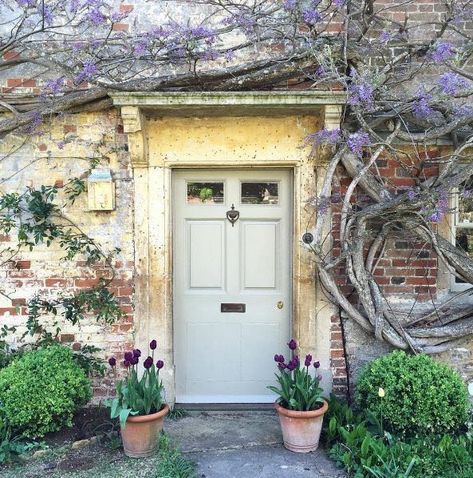 English Country House Exterior, French Style Cottage, Country House Exterior, Cottage Front Doors, English Country Cottages, Cotswolds Cottage, English Country Cottage, French Style Homes, Cottage Exterior