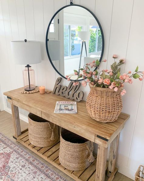 Roses in a Large Wicker Basket Spring Entryway Decor via @1111lightlane Vstupná Hala, Entryway Table Decor, Hall Decor, Spring Home Decor, Hallway Decorating, Spring Home, Design Case, Home Decor Ideas, 인테리어 디자인