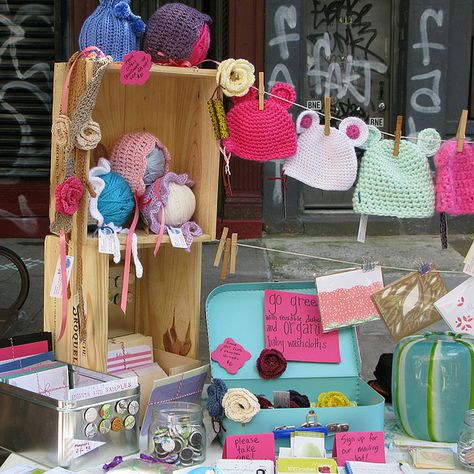 hang her hats & beanies on a clothes line, with coloured pegs. baby hats can go on balls of wool...cute Craft Stall Display, Market Stall Display, Crochet Craft Fair, Craft Fair Booth Display, Craft Show Booths, Craft Show Booth, Craft Booth Display, Vendor Displays, Fair Display