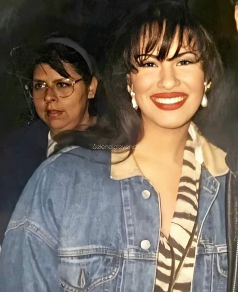 Selena Quintanilla Smiling, Selena Boutique, Selena Quintanilla Songs, Suzette Quintanilla, Selena Quintanilla Outfits, Singer Fashion, Selena Q, Tejano Music, Faye Dunaway