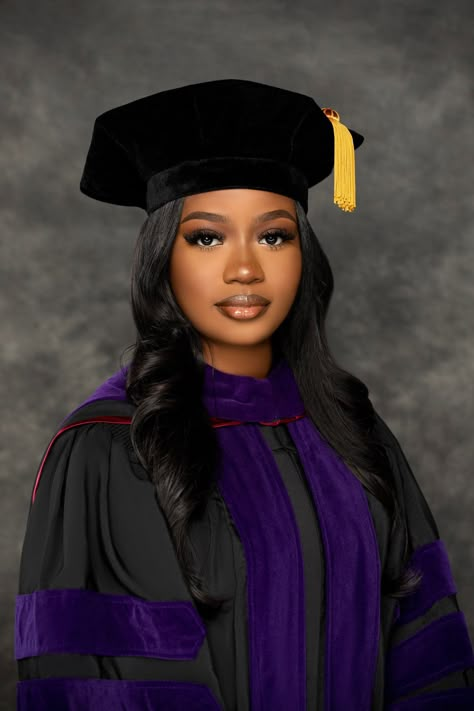 Black Doctor Graduation Pictures, Medical School Graduation Photoshoot, Phd Photoshoot Ideas, Graduation Pictures Doctor, Law School Graduation Pictures Ideas, Dnp Graduation Pictures, Associates Degree Graduation Pictures, Phd Graduation Pictures, College Grad Pics Ideas Photo Shoot