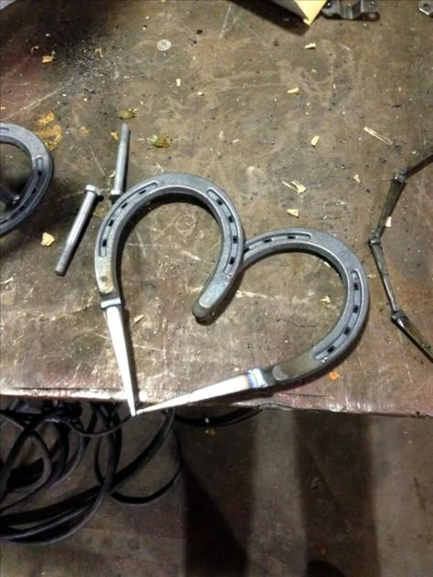 40 Ways To Repurpose Horse Shoe Like A DIY Pro Welding With Horse Shoes, Railroad Spike Welding Ideas, Horse Shoe Heart, Horseshoe Welding Projects Beginner, Horse Shoe Welding Ideas, Horseshoe Art Ideas, Horse Shoe Welding Projects, Horse Shoe Ideas, Nail Heart