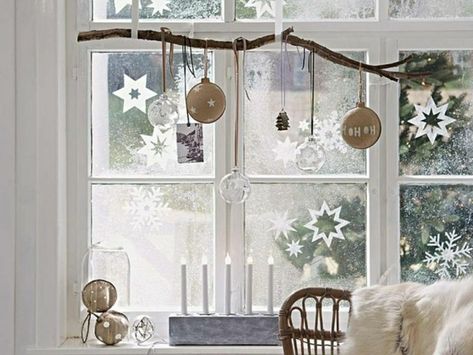 Fensterbilder zu Weihnachten: originelle Bastelideen zum Selbermachen Christmas Shop Window, Clear Plastic Ornaments, Advent Decorations, Clear Christmas Ornaments, White Christmas Ornaments, Glam Christmas, Christmas Window Decorations, White Ornaments, Christmas Window