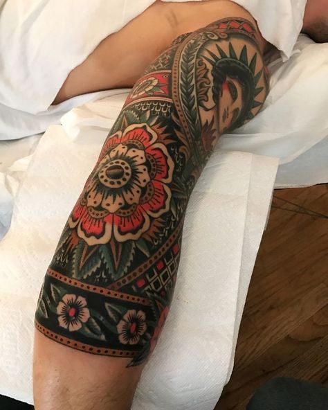 Cuff Tattoo, Traditional Tattoo Inspiration, Tattoo Diy, Traditional Sleeve, Traditional Tattoo Sleeve, Cat Tattoos, Inspiration Tattoos, Gorgeous Tattoos, Tiny Tattoo