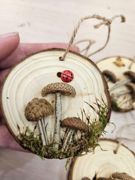 Wood Discs Crafts, Handmade Craft Ideas, Acorn Craft, Woodland Christmas Ornaments, Wood Log Crafts, Woodland Ornaments, Acorn Ornaments, Mushroom Crafts, Acorn Crafts