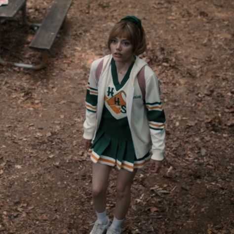 Chrissy Cunningham, Stranger Things Cosplay, Stranger Things Outfit, Avengers Outfits, Stranger Things Girl, Clothing Shopping, Gucci Outfits, 80s Outfit, Wool Trench Coat