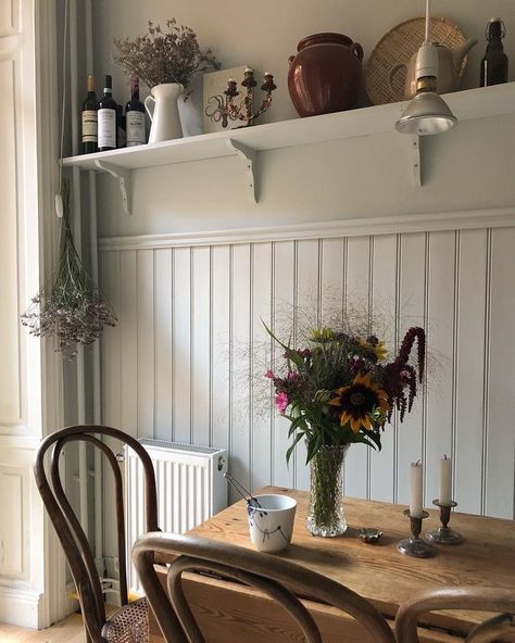 Dining Room Buffet Table Decor, Dining Room Buffet Table, White Farmhouse Exterior, Buffet Table Decor, Deco Champetre, Casa Country, Dining Room Buffet, Farmhouse Exterior, Tongue And Groove