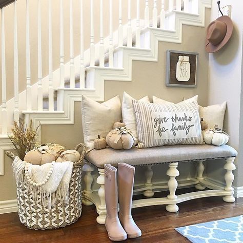 See this Instagram photo by @thedowntownaly • 1,485 likes Fall Foyer Decor, Foyer Bench, تحت الدرج, Vstupná Hala, Real Estat, Stair Case, Foyer Decor, Bench Ideas, Foyer Decorating