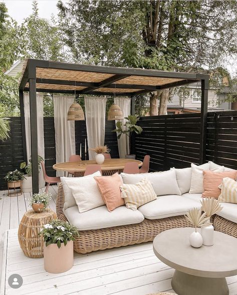 Modern Outdoor Sectional, Functional Backyard, Outdoor Storage Ideas, Home Outdoor Ideas, Kitchen Outside, Mid Century Modern Outdoor, Scandinavian Design Style, Garden Fence Ideas, Scandinavian Furniture Design