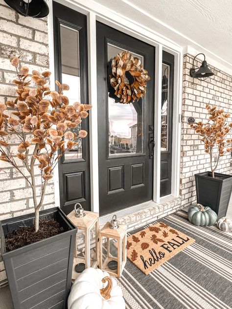 Porch Stone Ideas, Minimal Fall Decor Porch, Simple Outdoor Fall Decor Ideas, Affordable Fall Porch Decor Ideas, Classy Front Porch Decor, Fall Decor Ideas For The Home Front Yard, Fall Front Porch Decor 2023, Small Fall Front Porch Ideas, Fall Small Porch Decor