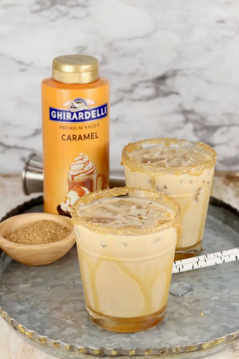 Salted Caramel Mudslide {VIDEO} - Miss in the Kitchen Salted Caramel Baileys, Baileys Salted Caramel, Homemade Baileys Irish Cream, Salted Caramel Recipes, Cocktail Sauce Recipe, Boozy Milkshake, Mudslide, Baileys Irish, Salted Caramel Sauce