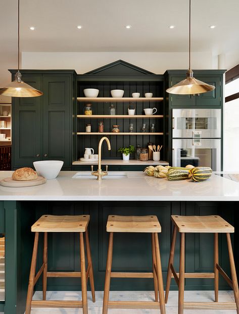 Farrow and Ball Studio Green Kitchen units. Dark Green Kitchen, Tall Kitchen, Kabinet Dapur, Green Kitchen Cabinets, Island Bar, Dark Kitchen, Green Cabinets, Classic Kitchens, Gorgeous Kitchens