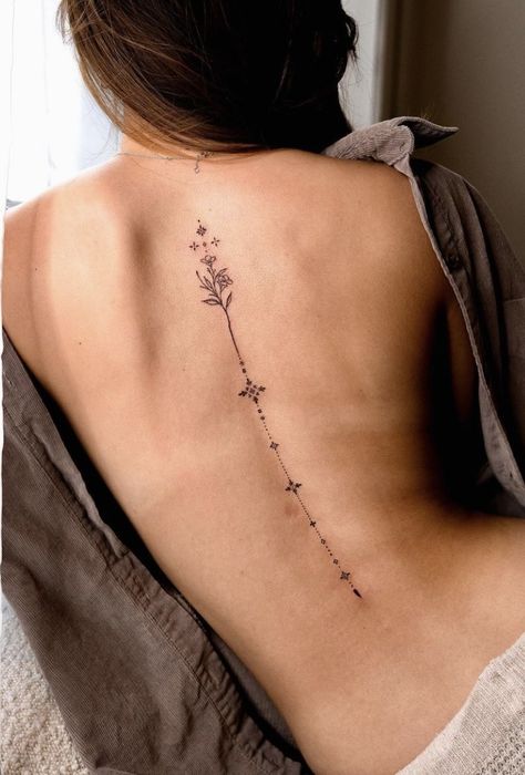 Flower Spine Tattoos, Minimal Tattoo Design, Back Of Neck Tattoo, Small Pretty Tattoos, Petite Tattoos, Spine Tattoos For Women, Spine Tattoo, Back Tattoo Women, Discreet Tattoos