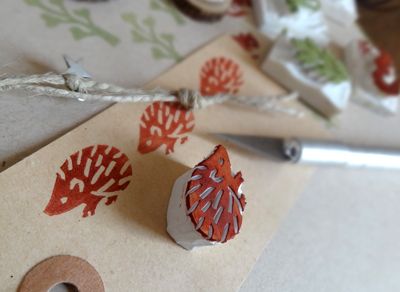 Un petit post rapide en cet été riche en..Câlins..Ma petite elfette étant en vacances pour quelques semaines, je dois bien avouer... Eraser Stamp, Diy Stamps, Hand Carved Rubber, Carved Stamps, Hand Carved Stamps, Lino Cuts, Stamp Carving, Handmade Stamps, Lino Cut