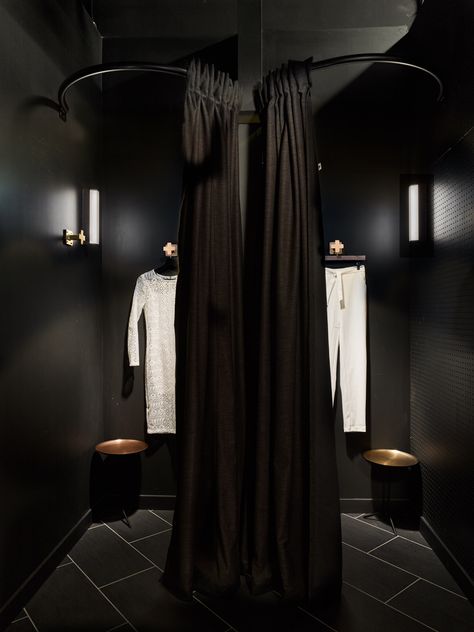 Black Boutique Interior, Black And Wood Interior, Small Clothing Store Interior, Interior Clothing, Fashion Store Design, Store Shelves Design, Clothing Store Interior, Retail Store Interior Design, Retail Interior Design