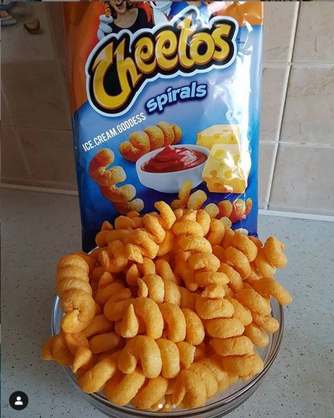 Cheetos ketchup&cheese spirals ➖➖➖➖ I think i got obsessed by cheetos lately 😂😂😂 Cheese and ketchup is one of the best combos in my opinion 😍😍😍 The texture is very puffy and the spiral form looks interesting. The ketchup and cheese flavour are perfectly balanced.(not overpowering each other) I love these !🤩 Cheetos Cheese Puffs, Cheetos Cheese, Spiral Form, Cheetos Crunchy, Dorm Food, American Snacks, Cheese Puffs, Potato Crisps, Cheese Snacks