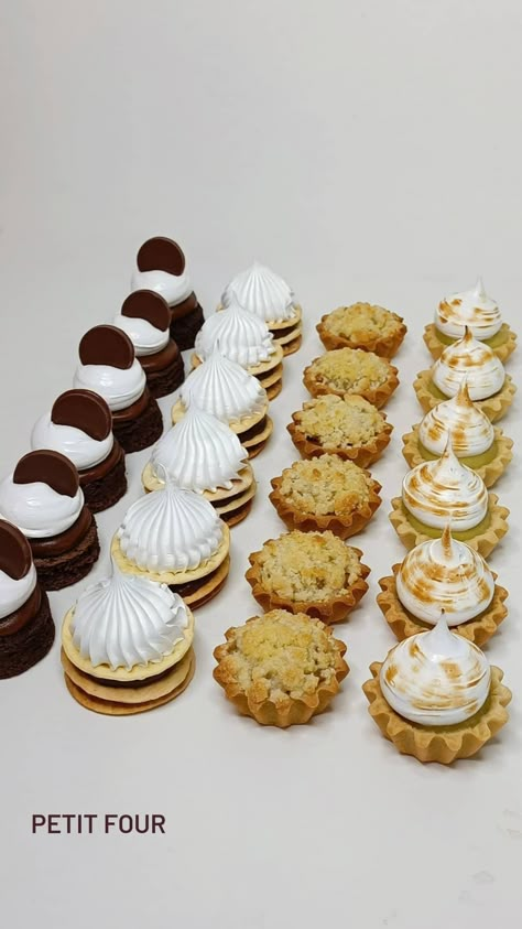 Petit Fours Decorations, Mini Pastelitos, Tart Flavors, Cupcake Factory, Dulce Candy, Mini Torte, Kinds Of Pie, Pastry And Bakery, Tart Dessert