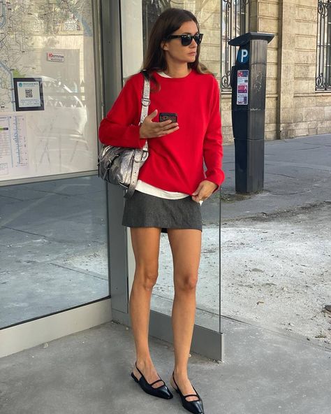 7 Classic Fall Outfit Ideas, Courtesy of French Women | Who What Wear Red Sweater Outfit, Estilo Hailey Baldwin, Grey Skirt, Skandinavian Fashion, Chique Outfits, Populaire Outfits, Miniskirt Outfits, Mode Chic, Looks Street Style