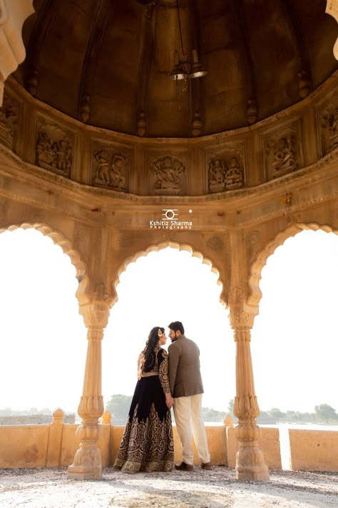 Pre Wedding Photoshoot Props, Indian Wedding Poses, Pre Wedding Videos, Pre Wedding Photoshoot Outfit, Wedding Photoshoot Props, Pre Wedding Shoot Ideas, Pre Wedding Photoshoot Outdoor, Wedding Photoshoot Poses, Indian Wedding Photography Poses