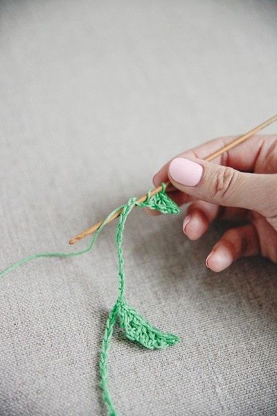 Daisy Chain · Extract from Hook, Yarn and Crochet by Ros Badger · How To Make A Bunting / Garland Necklace Cheap, Wood Inlay Rings, Mercerized Cotton Yarn, Summer Meadow, Yarn Craft, Crochet Plant, Crochet Daisy, Bunting Garland, Costume Earrings