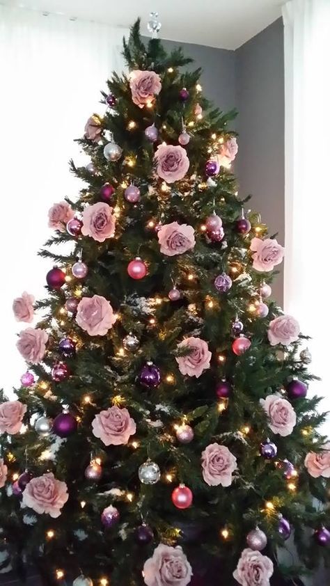 Decorating Christmas trees Christmas Diy Tree Decor, Christmas Tree Decorations Themes, Pink Christmas Tree Decorations, Rose Gold Christmas Tree, Floral Christmas Tree, Japanese Christmas, Christmas Tree Decorating Themes, Rose Gold Christmas, Christmas Tree Decorations Diy