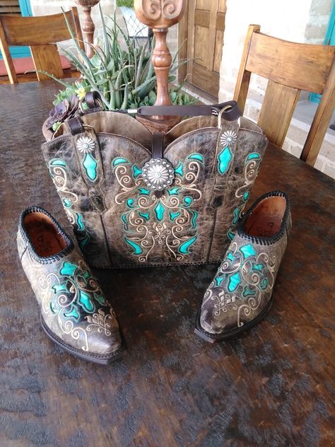 When I create a purse from the tops of cowboy boots, I recycle the bottoms with hand laced superior lacing to make booties. Www.diamond57.com #cowboybootpurse #cowboybootbag #cowgirlswag #madeinusa Repurpose Cowboy Boots, Repurposed Cowboy Boots, Cowboy Boot Crafts, Old Cowboy Boots, Boot Purse, Cowboy Boot Purse, Outfit Cowboy, Boots Diy, Leather Tutorial