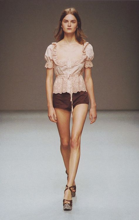 2002 Fashion, Spring Collection Fashion, Mode Rose, 90s Runway Fashion, Runway Outfits, Prada Spring, Outfit 90s, Fashion Design Portfolio, New Yorker