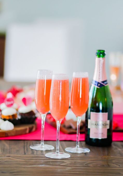 Pink Cocktails: This strawberry bellini recipe is PERFECT for Valentine's Day! Strawberry Bellini Recipe, Summer Jello Shots, Cocktails Strawberry, Lemonade Jello Shots, Strawberry Bellini, Strawberry Crush, Strawberry Liqueur, Homemade Margaritas, Day Cocktails