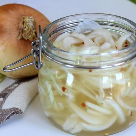 Vidalia onions are a seasonal treat: Seeing them pop up in farmers' markets and grocery stores is a sure sign of spring.  Get the recipe at Chatelaine.com! Pickled Vidalia Onions Recipe, Pickled White Onions, Vidalia Onion Recipes, Quick Pickle, Tartiflette Recipe, Easy Pickle, Dipping Sauces, Homemade Pickles, Pickled Veggies