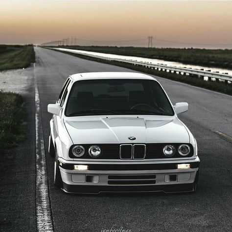 BMW E30 (old school meets classic) 325i Bmw Gusheshe Wallpaper, Bmwe30 Wallpaper, 325i Bmw Gusheshe, Bmw Old School, Bmw E30 325, Bmw E30 Coupe, Old Bmw, E60 Bmw, Super Photo