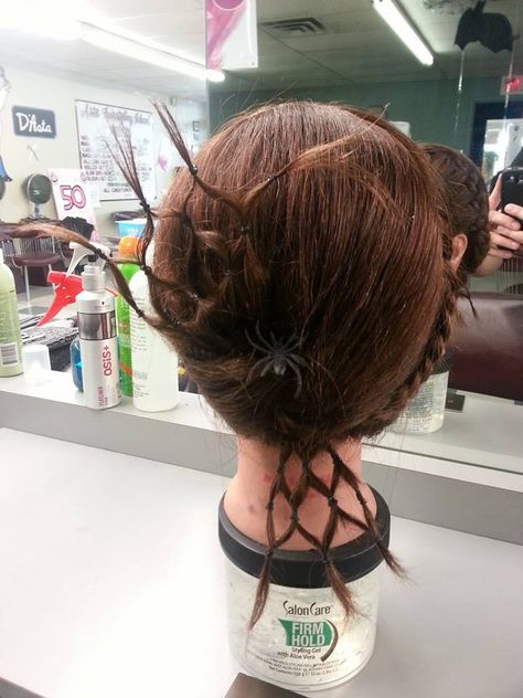 Halloween updo spider's web Scary Halloween Hairstyles, Halloween Hair Updos, Halloween Updos Hairstyles, Halloween Updos, Cosmo Hair, Hairstyles Elegant, Tutorial Eyeliner, Halloween Hairstyles, Updos For Long Hair