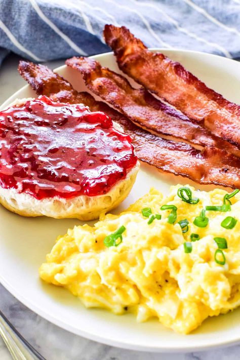 Bacon And Eggs Breakfast Plate, Breakfast Plate Ideas, Breakfast Plating, Recipes Using Bacon, Oven Bacon, Scrambled Eggs Bacon, Food Characters, Oven Baked Bacon, Bacon Eggs Breakfast