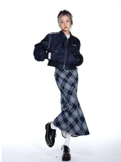 Plade Skirt Outfit Fall, Midi Plaid Skirt Outfit, Fishtail Skirt Outfit, Plaid Midi Skirt Outfit, Midi Rock Outfit, Tartan Midi Skirt, Night Gender, Skirt Grunge, Long Plaid Skirt