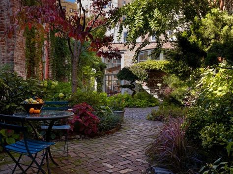 20 Charming Brick Patio Designs | Decoist Brick Courtyard, Small City Garden, Townhouse Garden, Modern Courtyard, Beautiful Home Gardens, Small Courtyard Gardens, Courtyard Gardens Design, Small Courtyards, Brick Patios