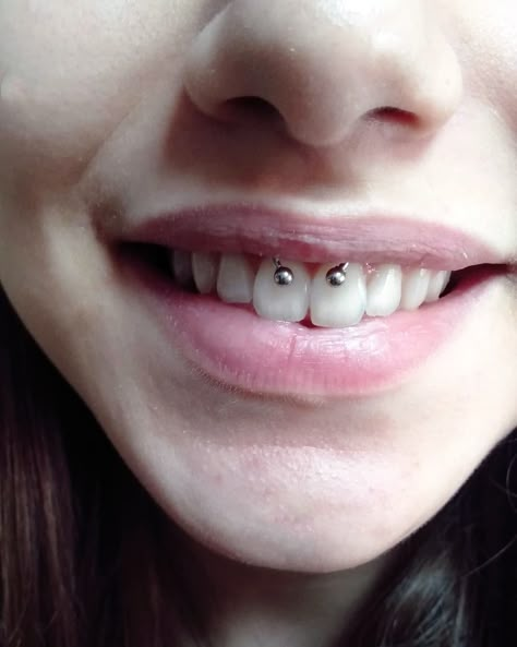 Teeth Piercing Smile, Smiley Piercing With Braces, Smiley Piercing Jewelry Cute, Diamond Smiley Piercing, Teeth Piercing, Piercing Boca, A Smiley Piercing, Smiley Piercing Aesthetic Baddie, Smile Piercing