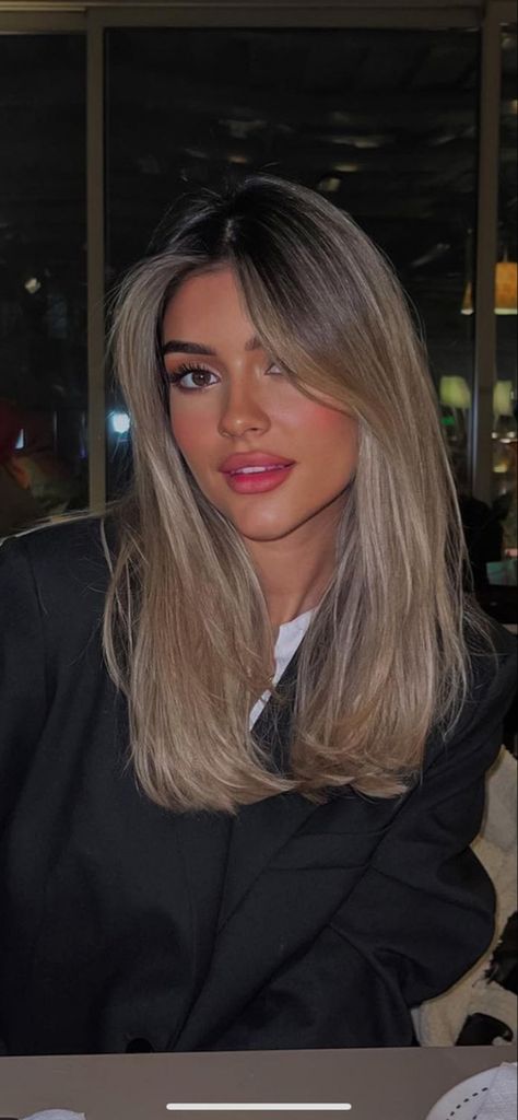 Blonde Hair Black Roots Balayage, Dark Roots Light Brown Hair, Blonde Hair With Black Eyebrows, Black Eyes Blonde Hair, Black To Blonde Transition, Blonde With Dark Brown Roots, Dark Brown Eyes Blonde Hair, Dark Blonde Dark Roots, Beige Blonde Hair Dark Roots