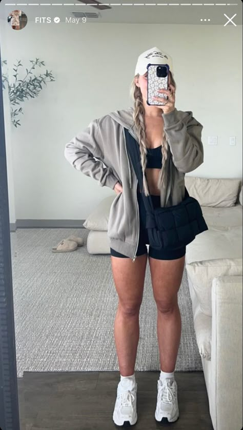 Black Short Workout Outfit, Winter Gym Fits, Cute Workout Outfits Summer, Walk In The Park Outfit, Comfy Girl Aesthetic, Sydney Adams, Clinic Outfits, Workout Clothes Summer, Walk Outfits