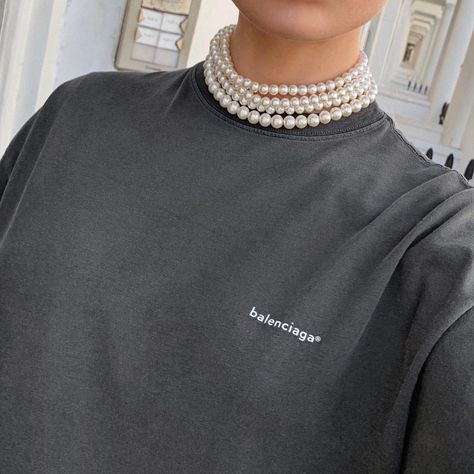 Pearls Outfit Casual, Pearls Necklace Outfit Casual, Outfit With Pearls, Pearl Necklace Outfit, Pearl Outfit, Balenciaga Sweater, Necklace Outfit, Casual Necklaces, Looks Style